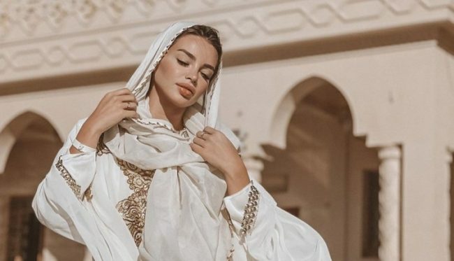 صحيفة: راقصة تغادر الفندق هرباً من الشرطة المصرية.. أثارت جدلاً بسبب جلسة تصوير في مسجد