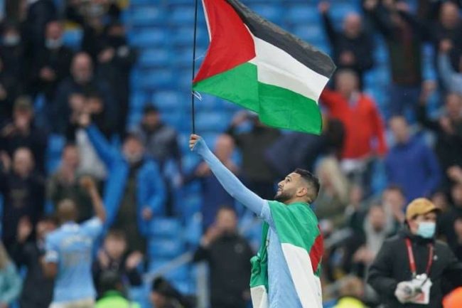 أداؤه مبهر وحقق إنجازات كبيرة ورغم ذلك يريدون بيعه! هل أزعج تضامن محرز مع فلسطين مُلاك السيتي الإماراتيين؟