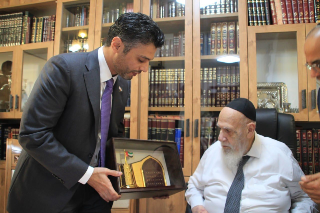 سفير الإمارات في إسرائيل يتهم “الجزيرة” و”الإخوان” بـ”التضليل” حول العدوان على غزة: يظهرون هذا الجنون في منطقتنا (فيديو)