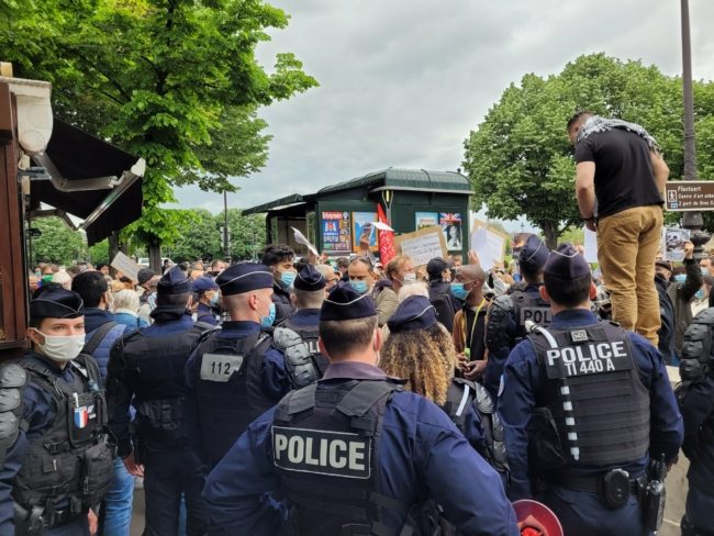 فرنسا تقمع مظاهرة للتنديد بالعدوان الإسرائيلي.. المئات تجمعوا في باريس والشرطة تمنعهم (فيديو)