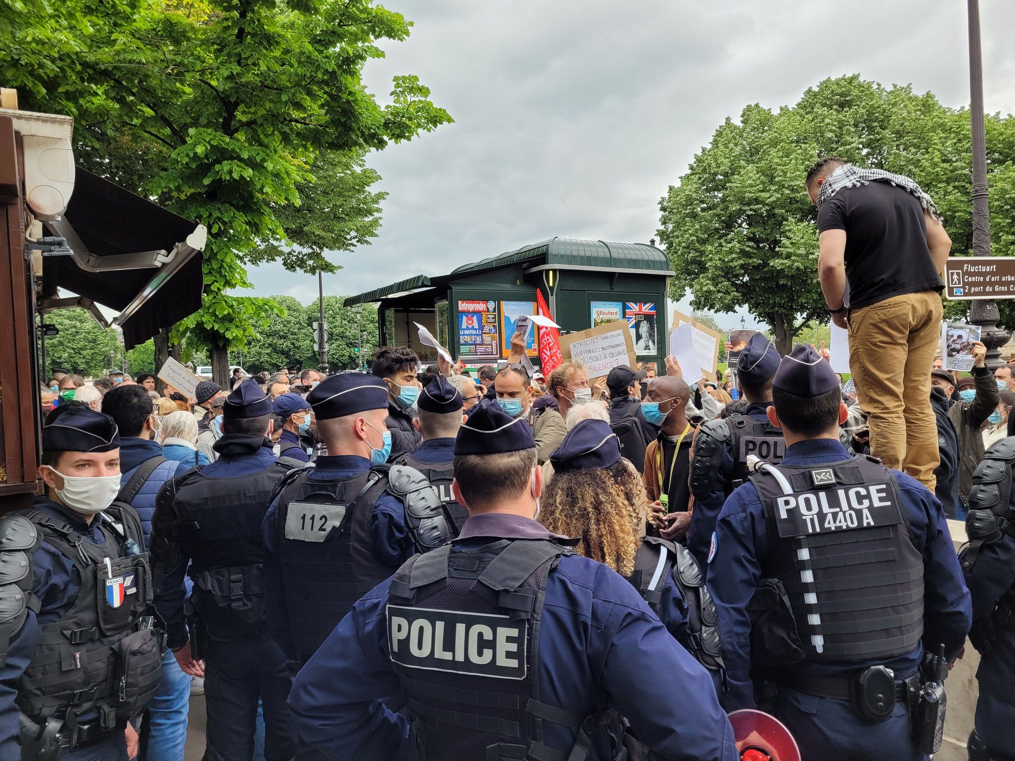 فرنسا تقمع مظاهرة للتنديد بالعدوان الإسرائيلي.. المئات تجمعوا في باريس والشرطة تمنعهم (فيديو)