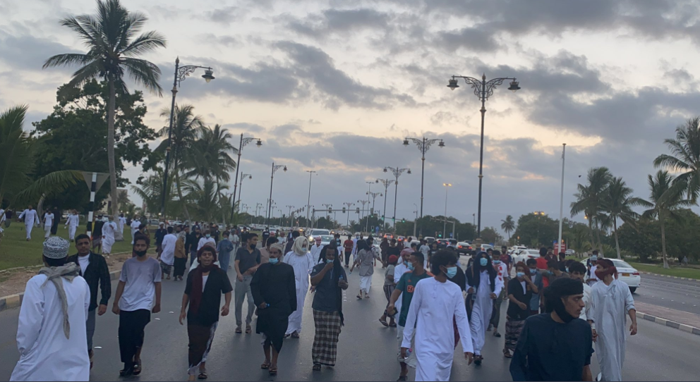 مظاهرة “نادرة” في سلطنة عمان احتجاجاً على تفشي البطالة.. والشرطة تشن حملة اعتقالات (فيديو)