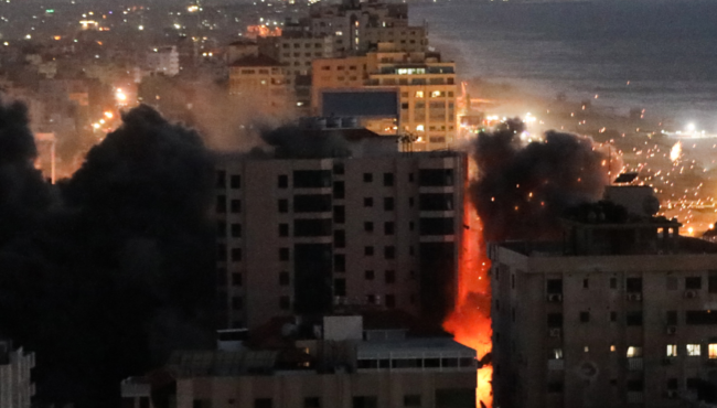 الثالث خلال 24 ساعة.. إسرائيل تقصف برجاً من 14 طابقاً بغزة، وفيديو يُظهر لحظة انهياره بالكامل