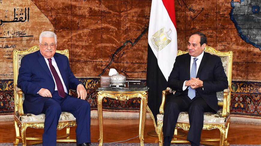 الرئيس المصري عبد الفتاح السيسي مع الرئيس الفلسطيني محمود عباس/رويترز