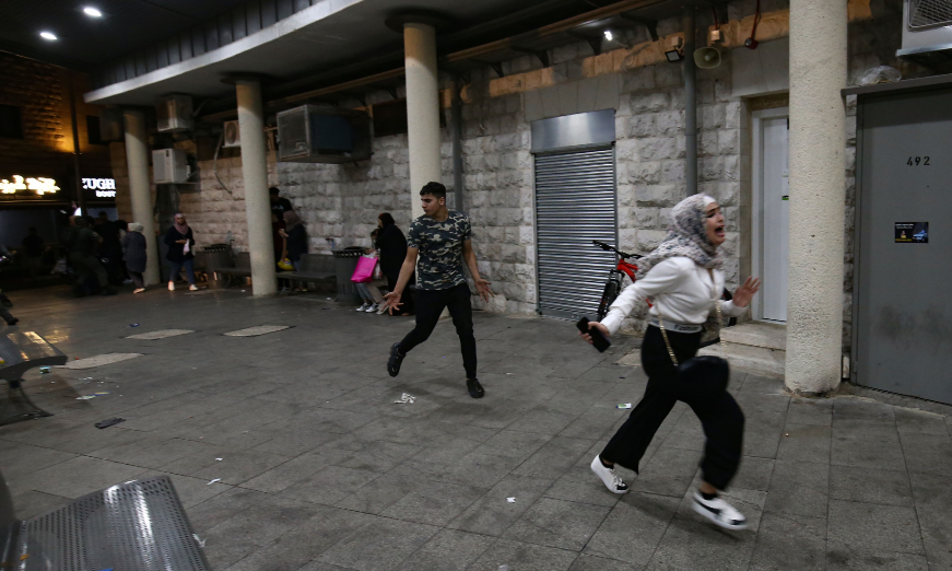 قوات الاحتلال تستهدف سكان “باب العمود” بقنابل الصوت والمياه العادمة.. اعتدت على سيارة إسعاف (فيديو)