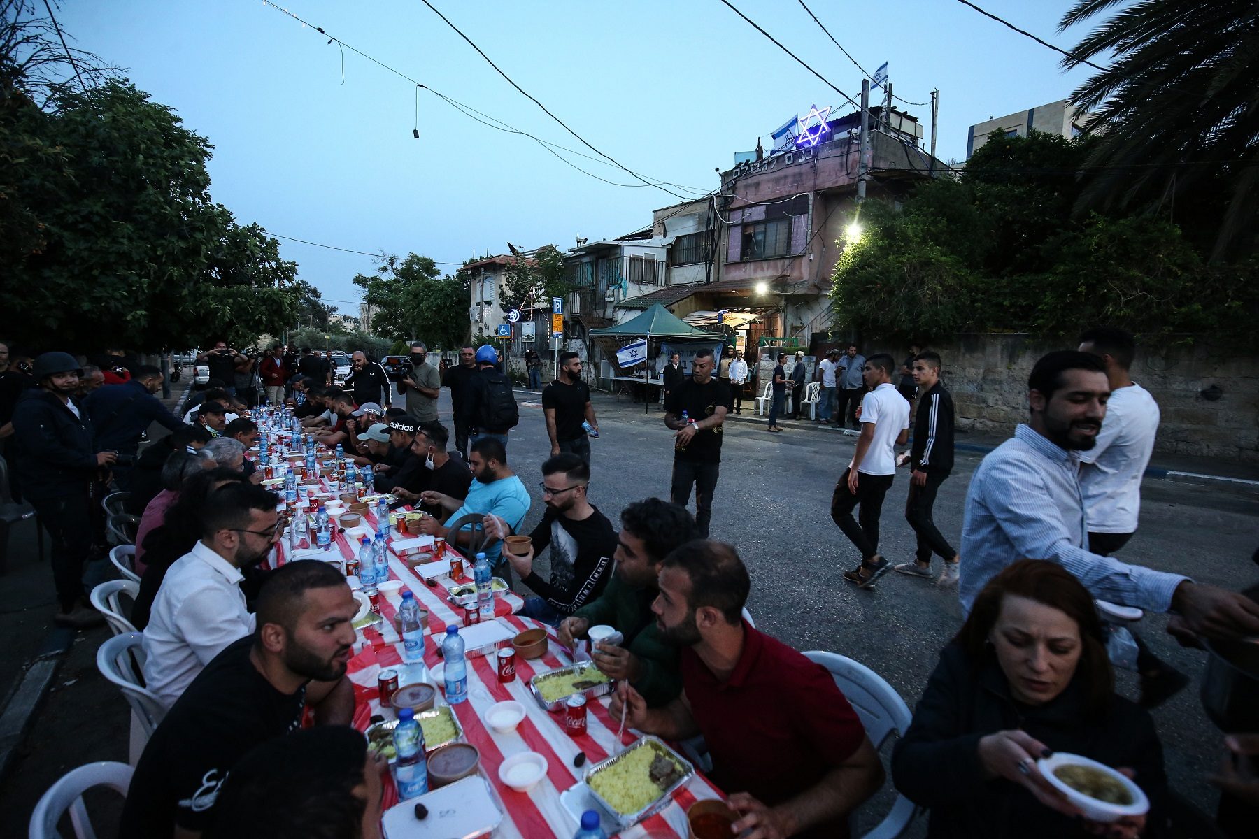 مستوطنون يعتدون على موائد إفطار رمضان في “الشيخ جراح”.. رشوا غاز الفلفل على الصائمين “فيديو”