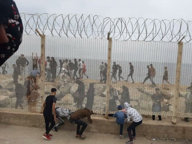 اختفى أمن الحدود وأزيلت الحواجز الحديدية وسُمح للآلاف بدخول إسبانيا.. هل يعاقب المغرب جارته بملف الهجرة السرية؟