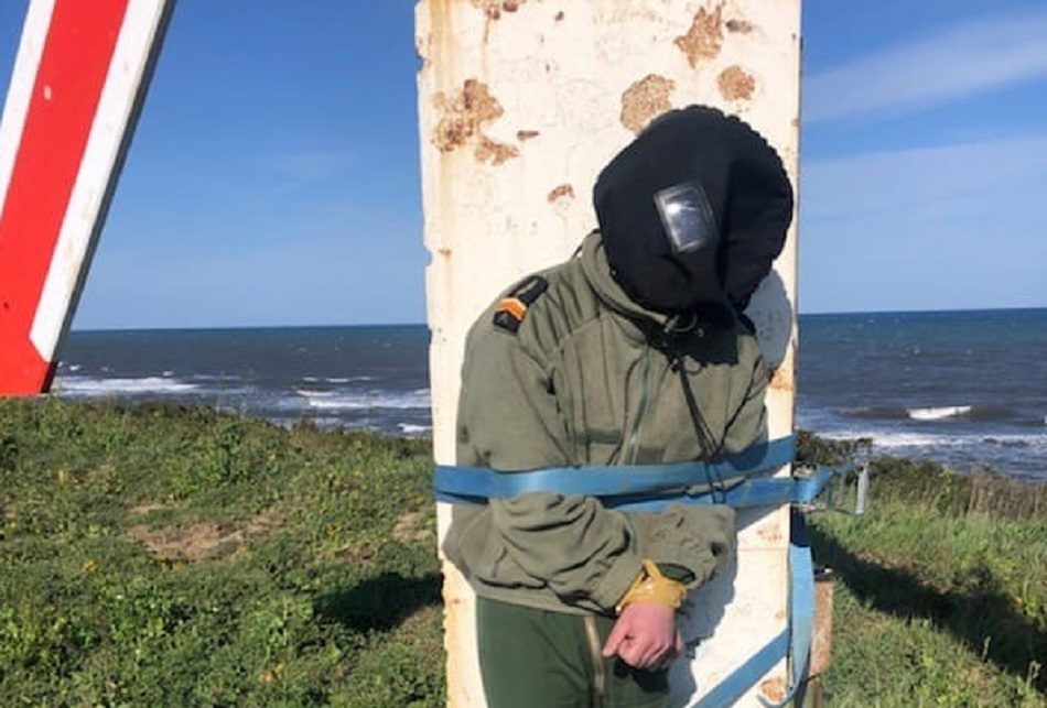 فيديو لطيار رُبط على مرمى