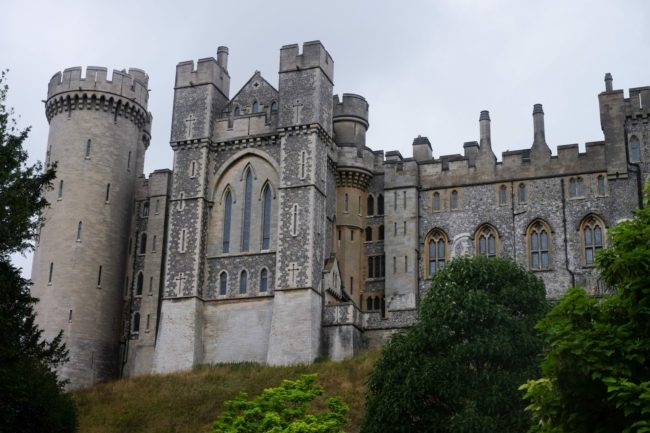 سرقة قطع أثرية تاريخية في عملية سطو على قصر ببريطانيا.. منها مسبحة حملتها ملكة اسكتلندا أثناء إعدامها