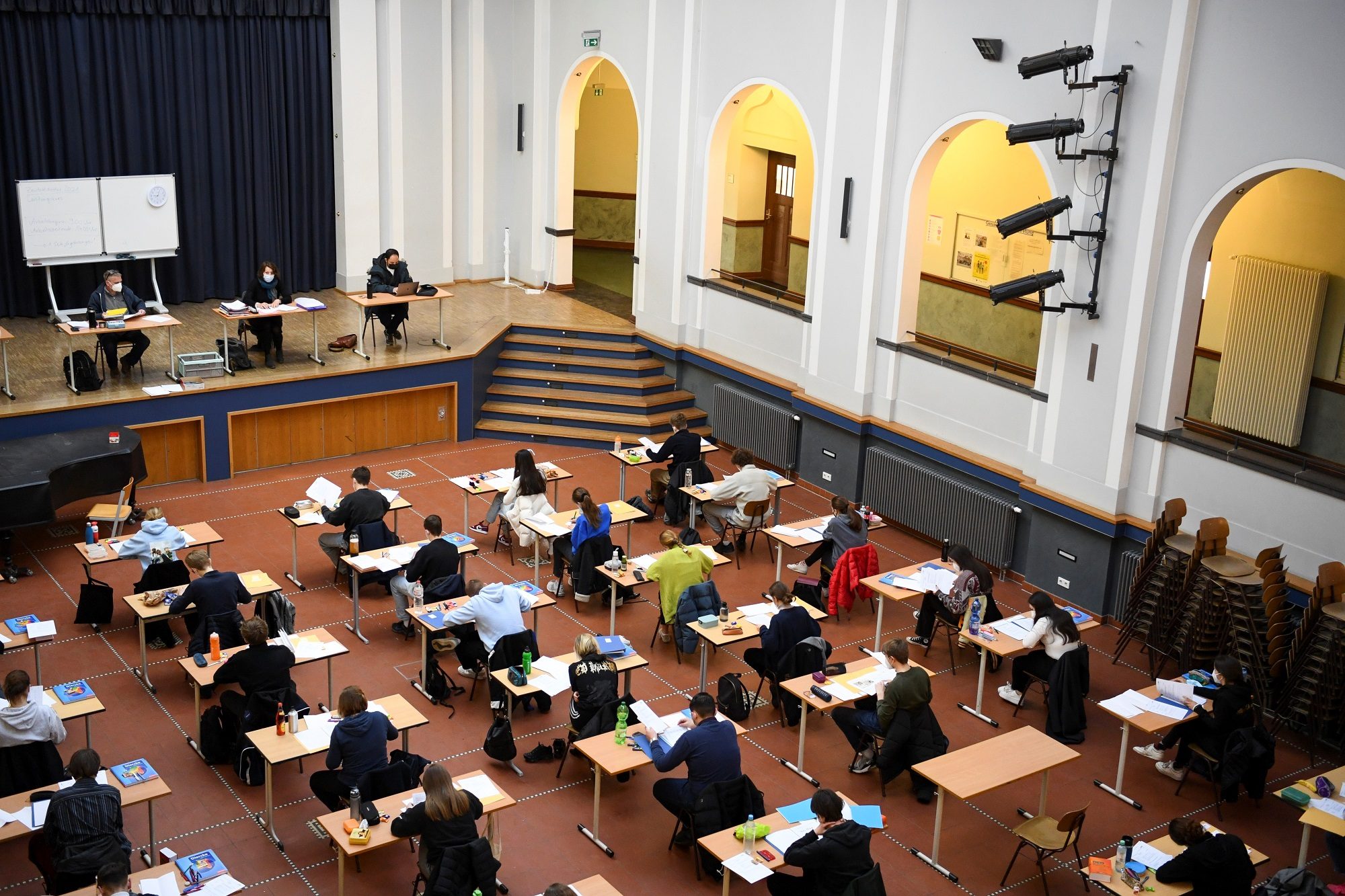 تسللوا للمدرسة ليلاً وحطموا خزانة المدير.. إدانة 3 طلاب بألمانيا بتهمة سرقة أوراق الامتحانات