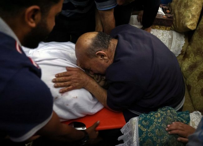 استشهاد فلسطينيين بالاختناق خلال القصف الإسرائيلي على غزة.. والصحة: اشتباه باستنشاقهم غازات سامة