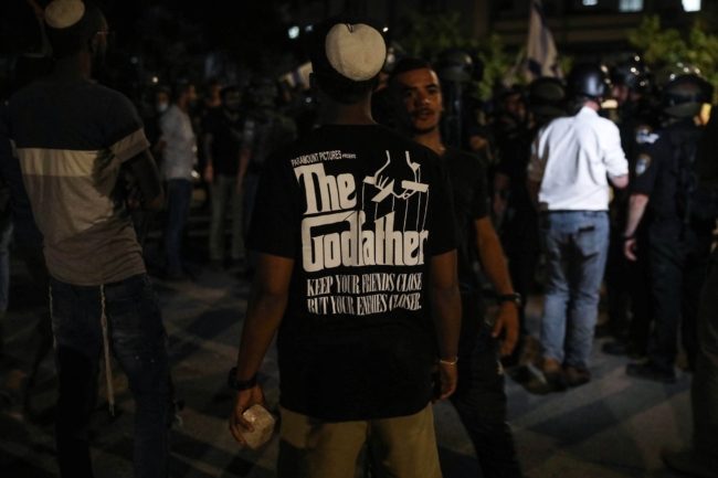 كادوا أن يقتلوه قبل اكتشاف أنه يهودي! فيديو يظهر “اعتداءً وحشياً” للمستوطنين على شاب بتل أبيب