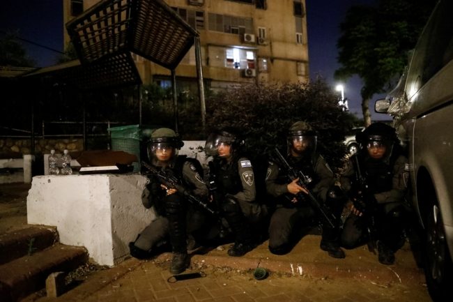 مواجهات مسلحة بين فلسطينيين وعصابات في “اللد”.. المستوطنون هاجموا مسجداً ومنازل للعرب بالرصاص