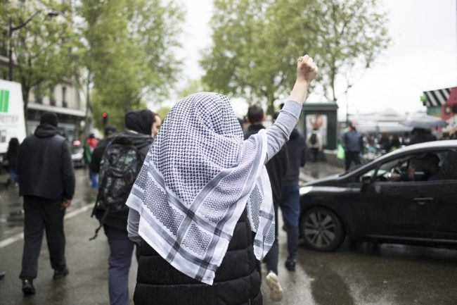 الكوفية الفلسطينية تثير الجدل بتونس.. وزارة التربية منعت ارتداءها بالامتحانات لهذه الأسباب، ودعوات بالجزائر لتعميمها