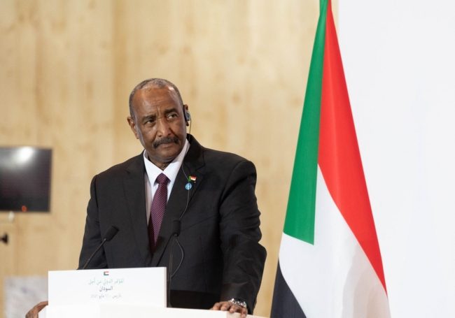 البرهان يلتقي بوفد الجامعة العربية ويواصل إقالة مسؤولين.. واعتقال 87 معلماً خلال وقفة احتجاجية بالخرطوم