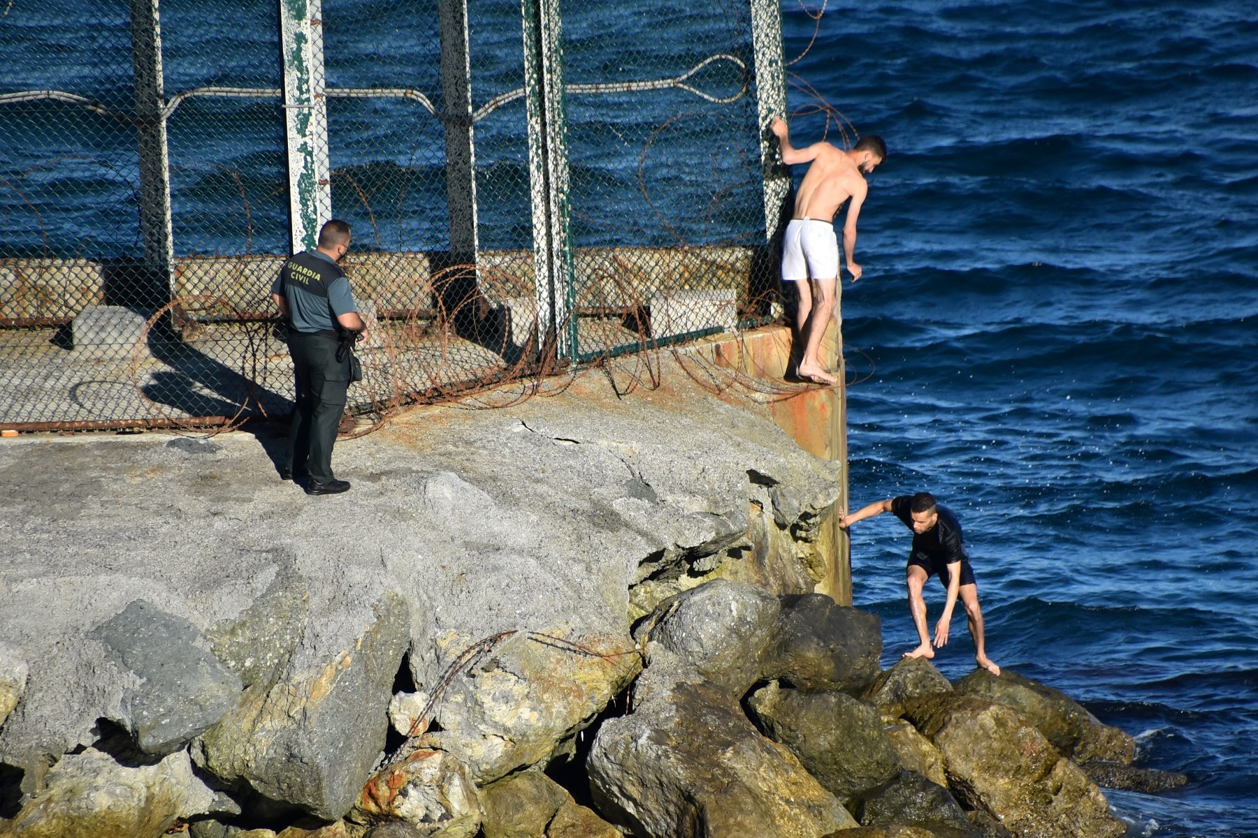 مواجهة إسبانيا للمهاجرين السباحة بين الفنيدق وسبتة