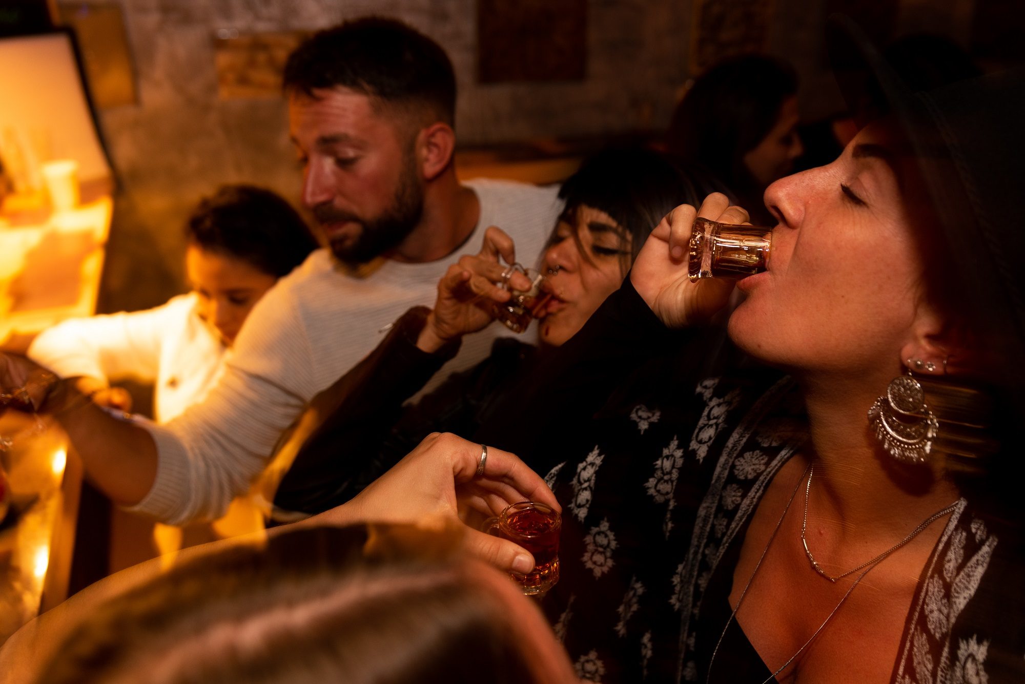 باحثون يجرون حفلاً بمكان مغلق ودون تباعد اجتماعي.. اعتمدوا إجراءات معينة ولم يصَب أحد بكورونا!