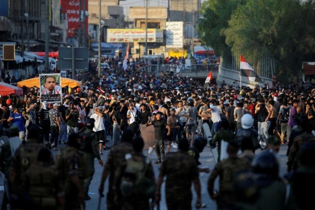 العراق يستدعي 100 ضابط وعنصر أمن للتحقيق في مقتل متظاهرين.. بينهم قادة برتبة لواء