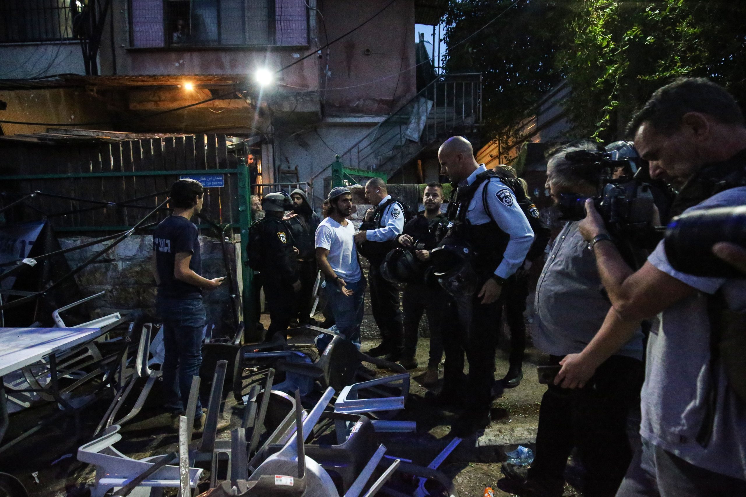 مستوطنون يعتدون على موائد إفطار رمضان في “الشيخ جراح”.. رشوا غاز الفلفل على الصائمين “فيديو”