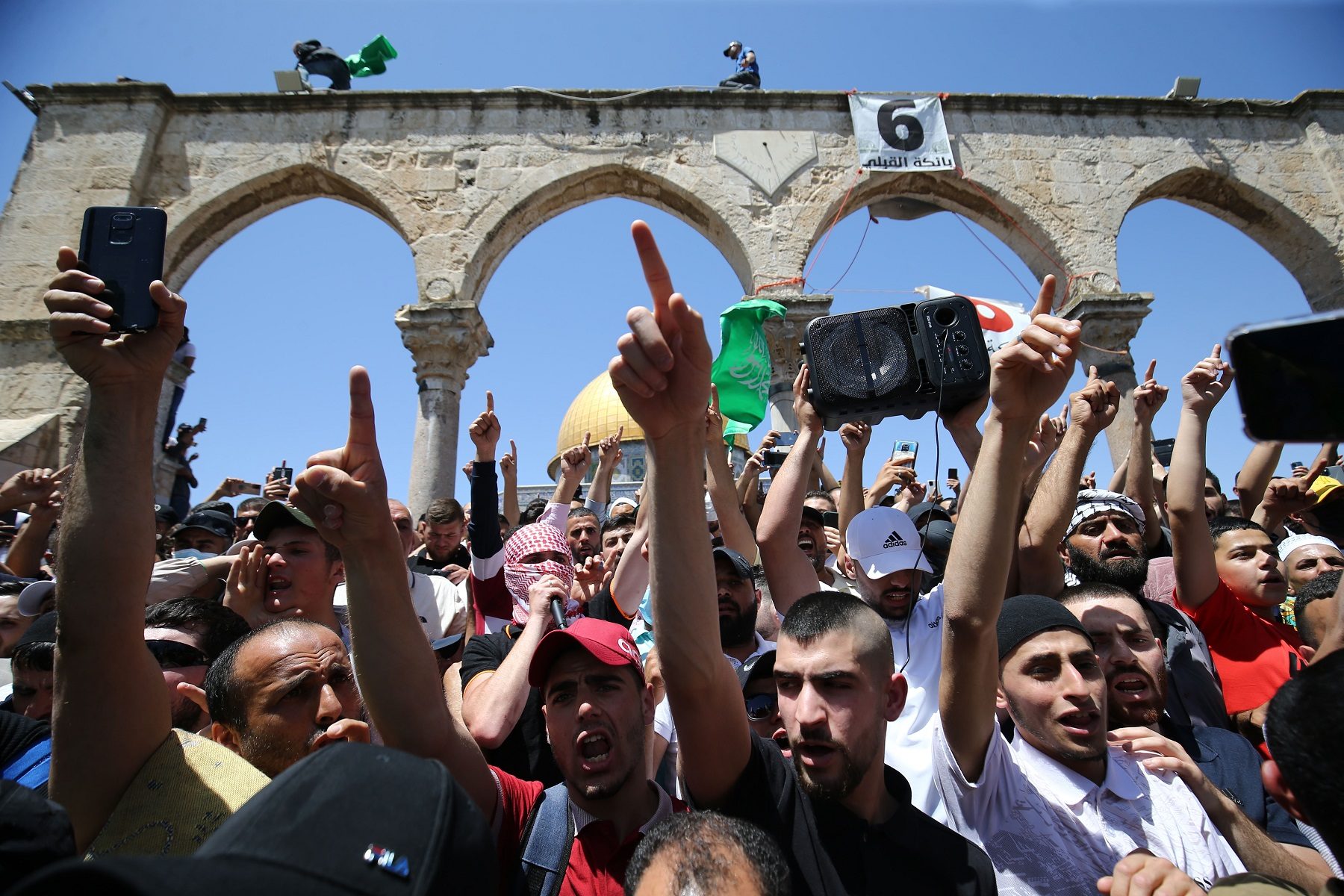 الآلاف في المسجد الأقصى/ الأناضول