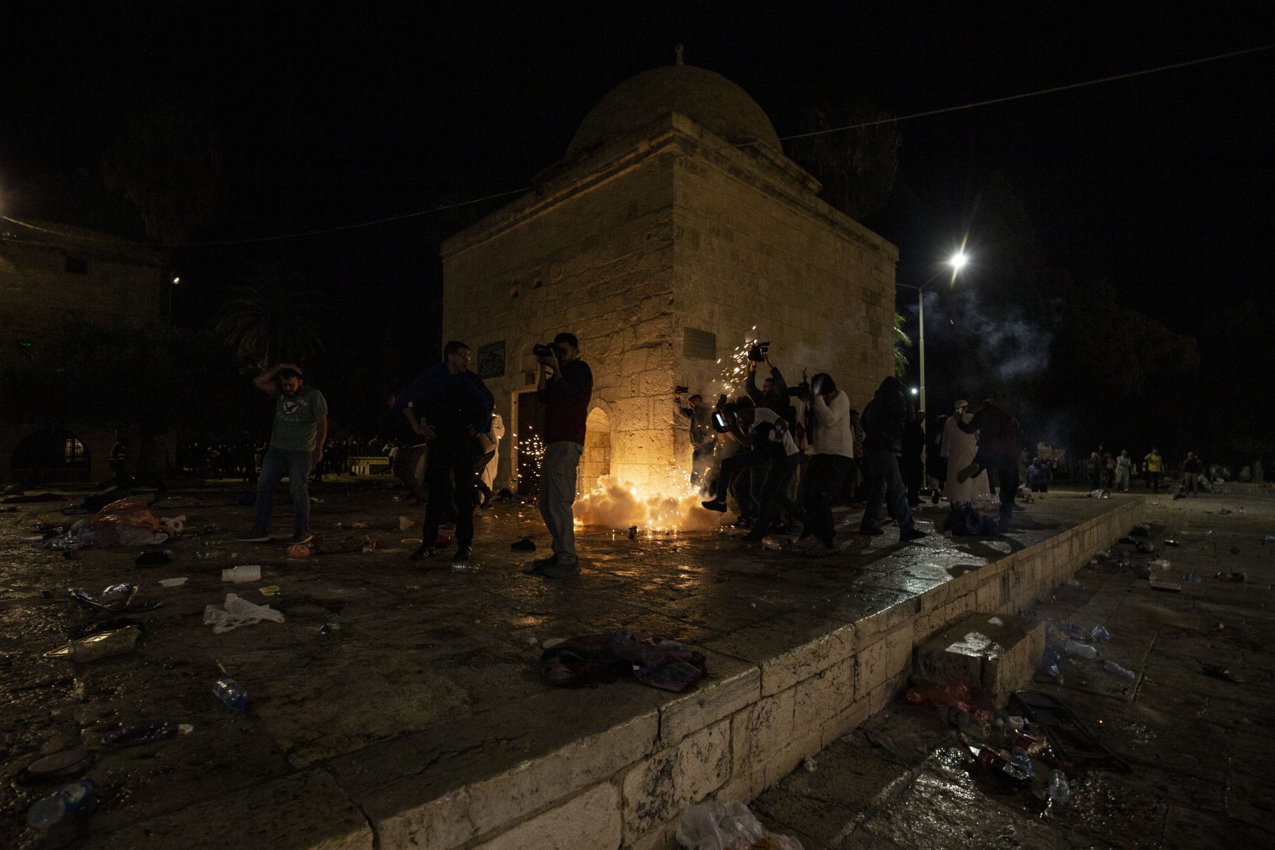 المسجد الأقصى “مظلم” في ليلة القدر بسبب اعتداءات الإسرائيليين.. الفلسطينيون اعتادوا تزيينه كل عام