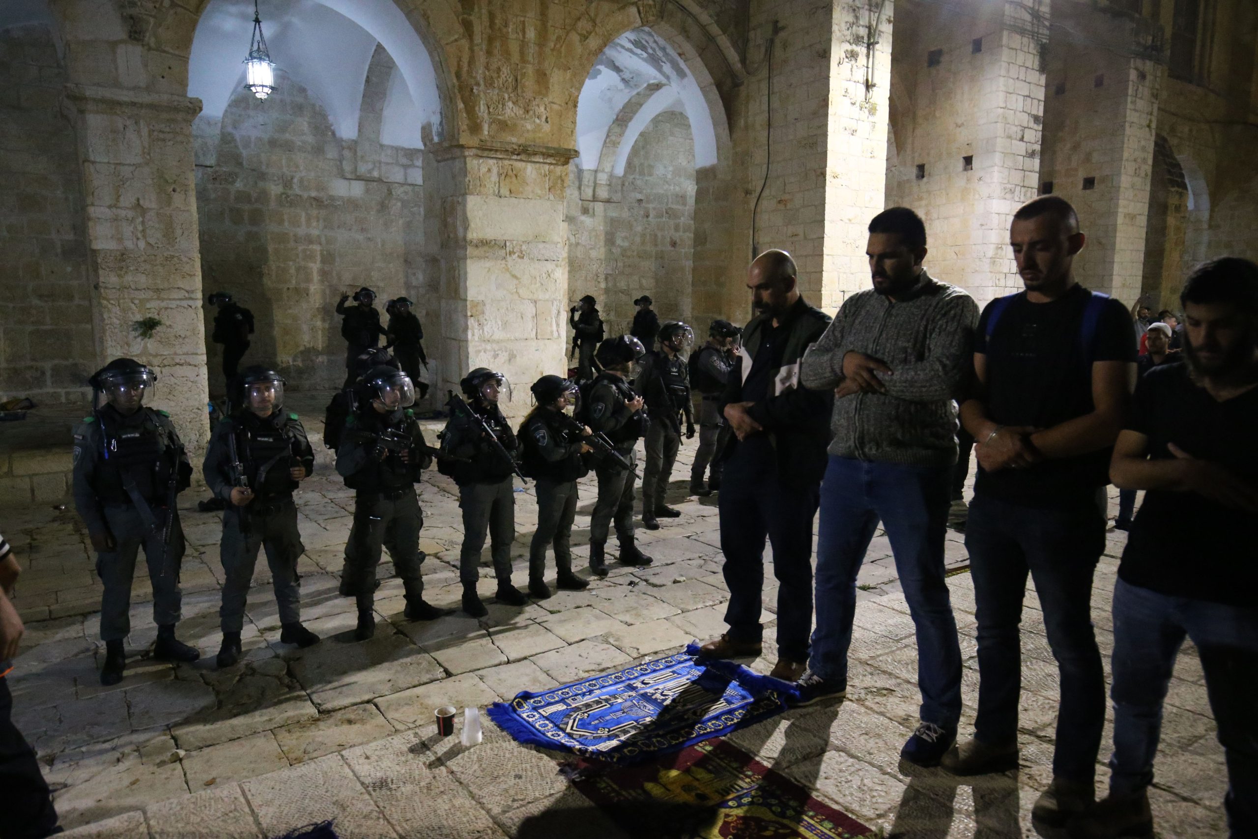 الفلسطينيين يصلون في المسجد الأقصى/ الأناضول