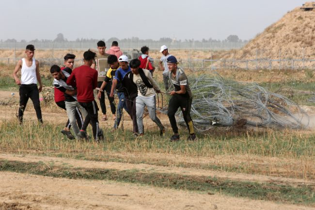 الفلسطينيون يرفعون التحدي والساسة يبحثون عن الوحدة لمواجهة إسرائيل..هل تُنذر أحداث القدس باندلاع انتفاضة ثالثة؟
