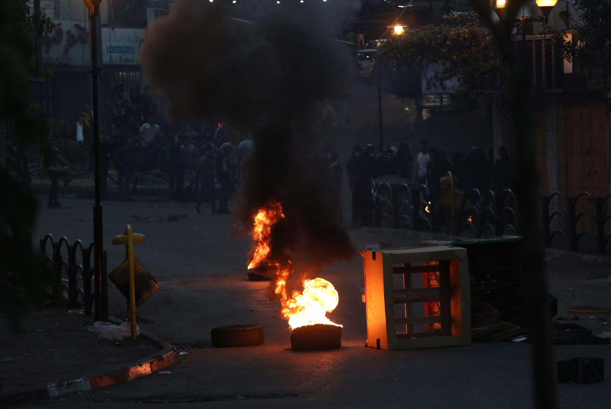مسيرات ليلية “حاشدة” بالضفة احتجاجاً على القصف العنيف لغزة.. عشرات الإصابات في اشتباكات مع الجيش الإسرائيلي