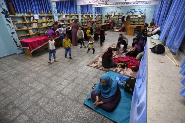 القصف وكورونا يهددان حياتهم.. الأمم المتحدة: 47 ألف فلسطيني نزحوا إلى مدارس الأونروا بغزة