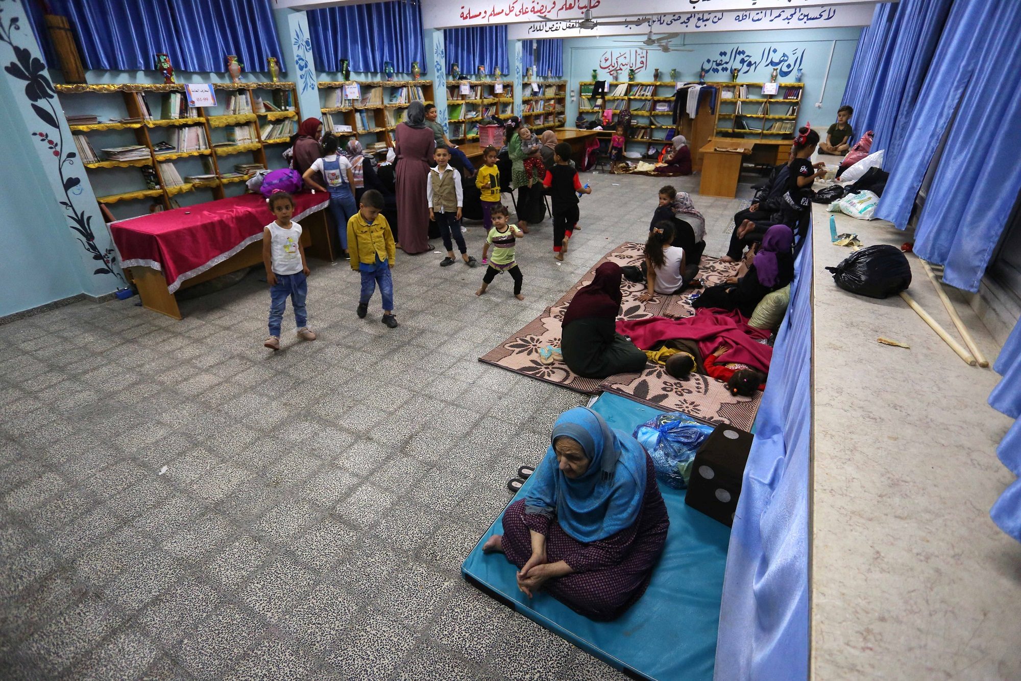 القصف العنيف يدفع عائلات للنزوح من منازلها.. استشهاد أم وأطفالها الثلاثة تحت الأنقاض شمال غزة