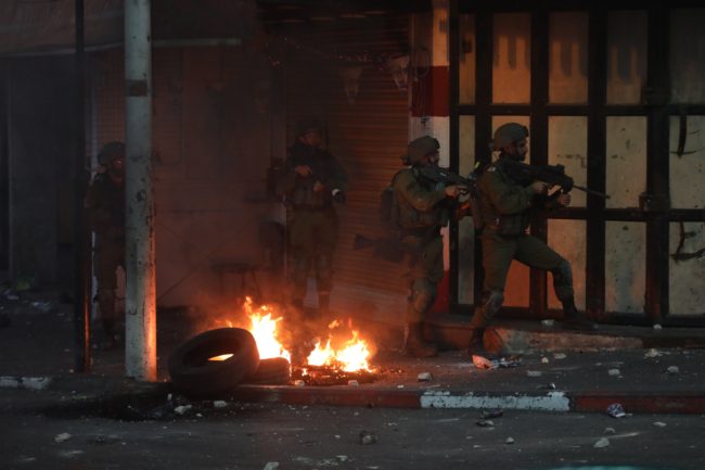 اعتقالات وإصابات تطال العشرات في البلدات العربية بإسرائيل.. الجنود واجهوا الاحتجاجات بـ”قسوة”