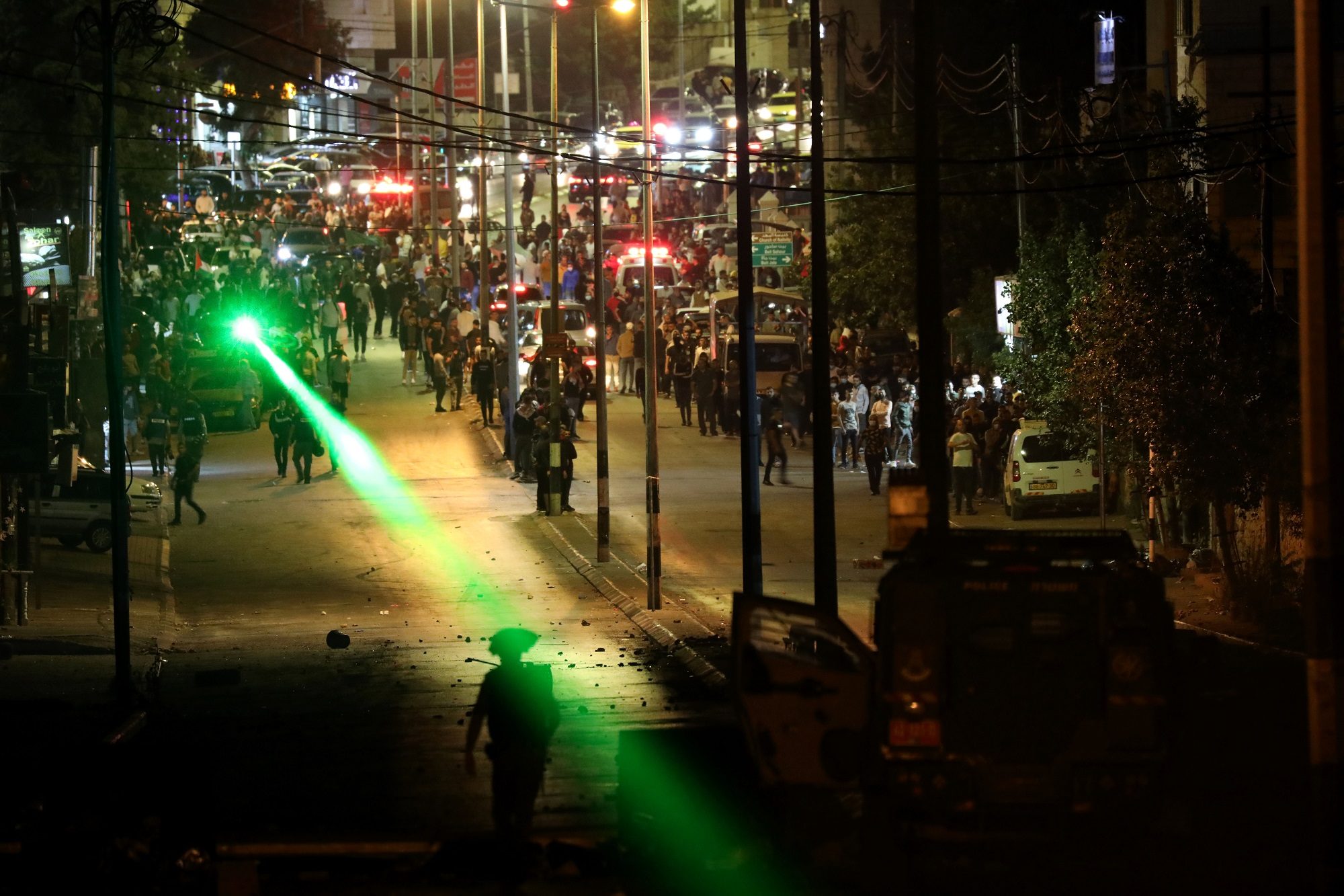 اشتباك مسلح بين فلسطينيين والجيش الإسرائيلي شمال القدس.. ومواجهات عنيفة تشهدها الضفة (فيديو)