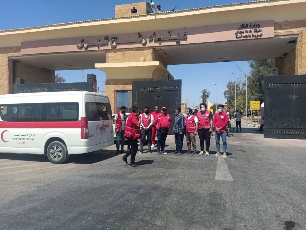 وزارة الصحة الفلسطينية في غزة أعلنت أنها نقلت 3 مصابين إلى مصر