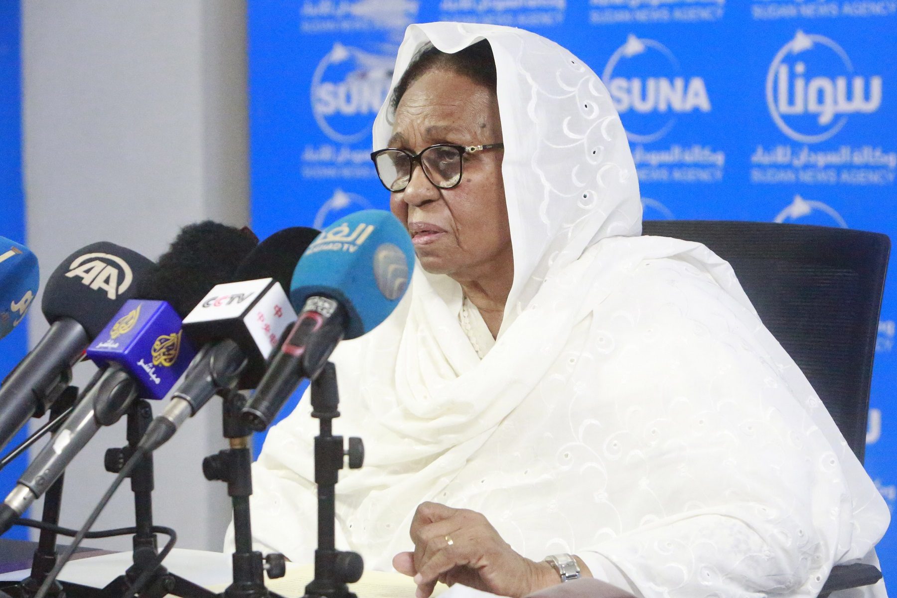 سيدة بالمجلس السيادي السوداني تقدم استقالتها.. اتهمت الجيش بالهيمنة وتهميش المدنيين بالكامل