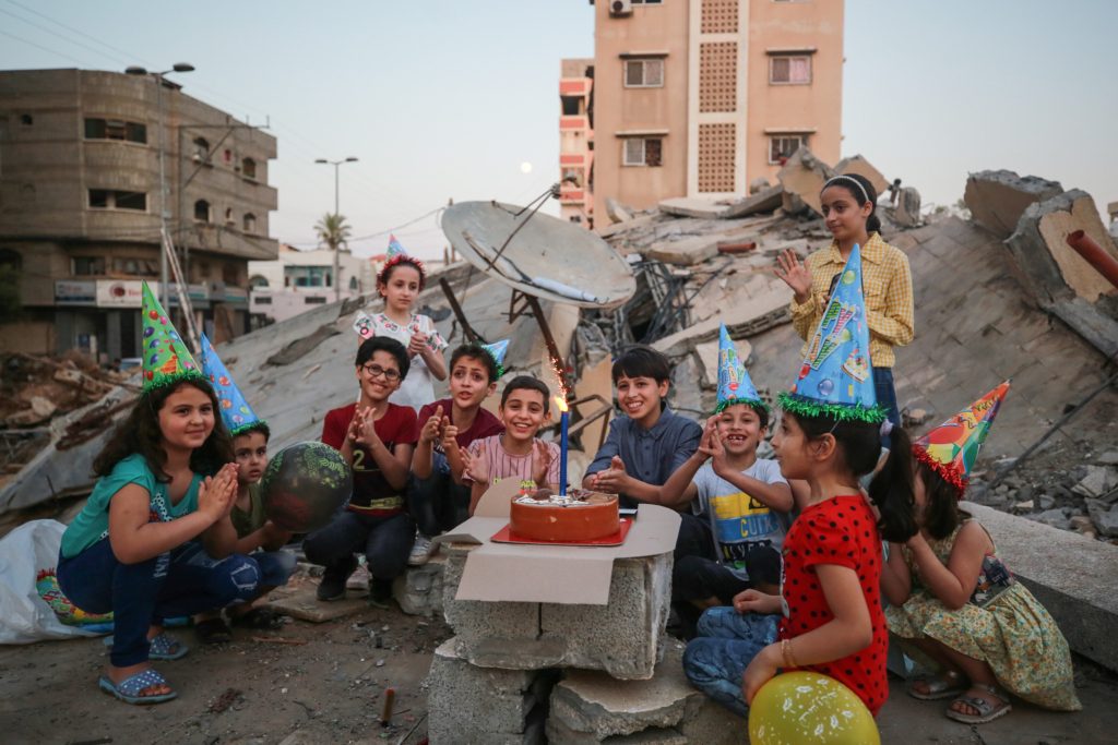 احتفلت عائلة فلسطينية في غزة بعيد ميلاد ابنها على ركام منزلهم