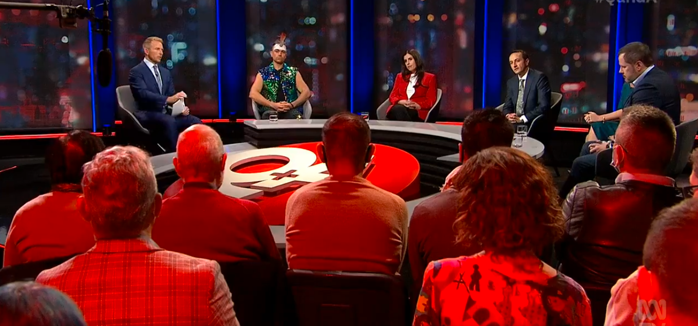 كاتبة فلسطينية تحرج سيدة في حوار مباشر.. ادعت أن صواريخ المقاومة أخافت كلب ابنها فتلقت رداً صادماً (فيديو)