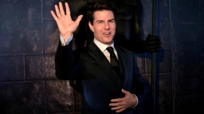 توم كروز يفاجئ عائلة بريطانية.. “نزل عليهم من السماء” بينما كان يصور “مهمة مستحيلة”