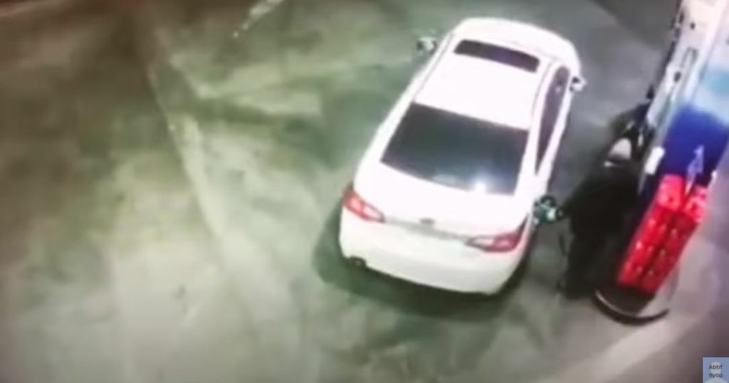 فيديو محاولة سرقة عجوز