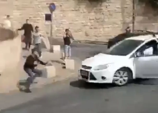 مستوطن يهاجم فلسطينيين بسيارته