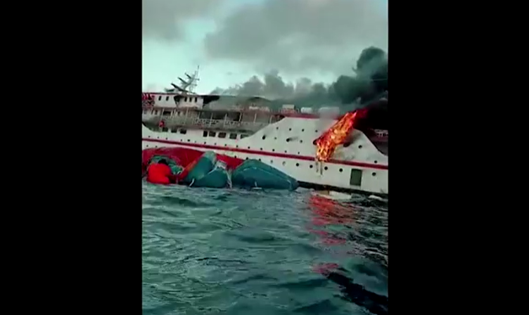 لنيران تلتهم سفينة ركاب إندونيسية