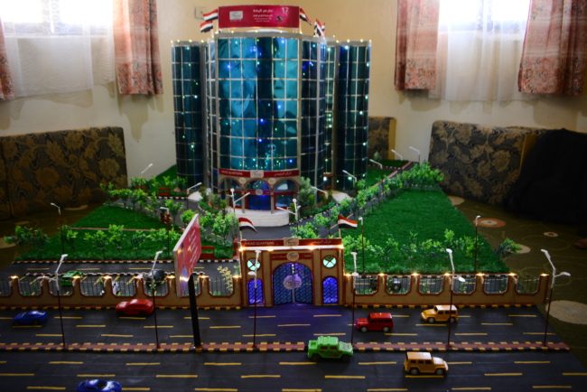 المعماري الصغير.. طفل يمني أبهر من رآه بمجسمات احترافية للمباني التاريخية ويحلم بتصميم أبنية بلاده