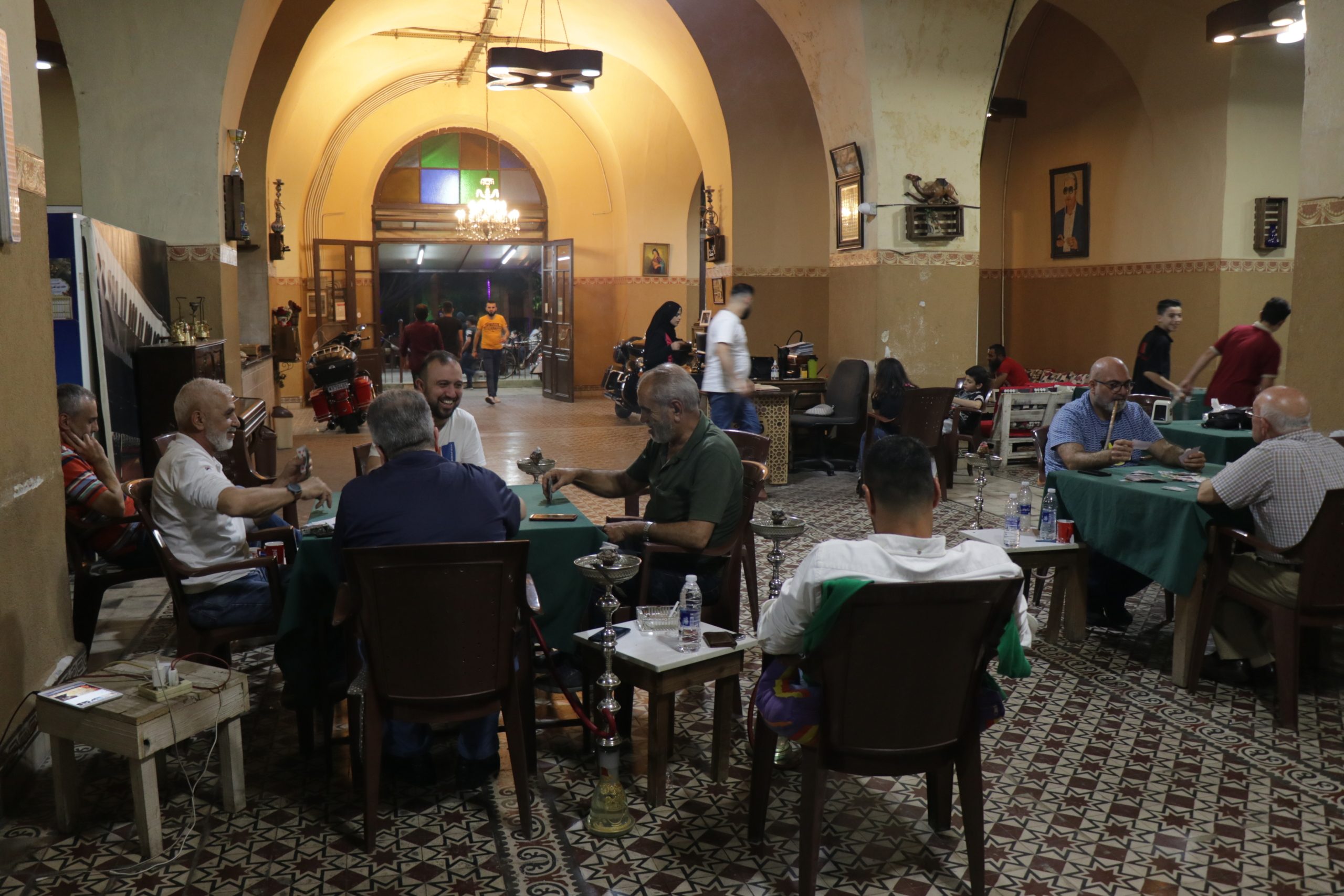 قاوموا الحرب الأهلية والأزمات الاقتصادية.. مقاهي طرابلس تفتح أبوابها في رمضان رغم الإغلاق