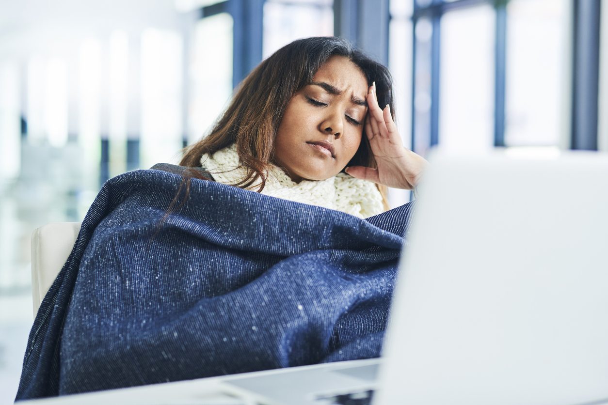 يبطئ الأيض ويقلل حرق السعرات.. العمل أو الجلوس في غرفة باردة لساعات طويلة يسبب زيادة في الوزن