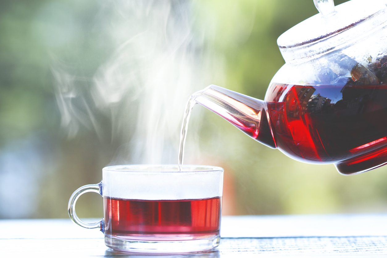 iStock/ تناوُل ورق توت العليّق الأحمر