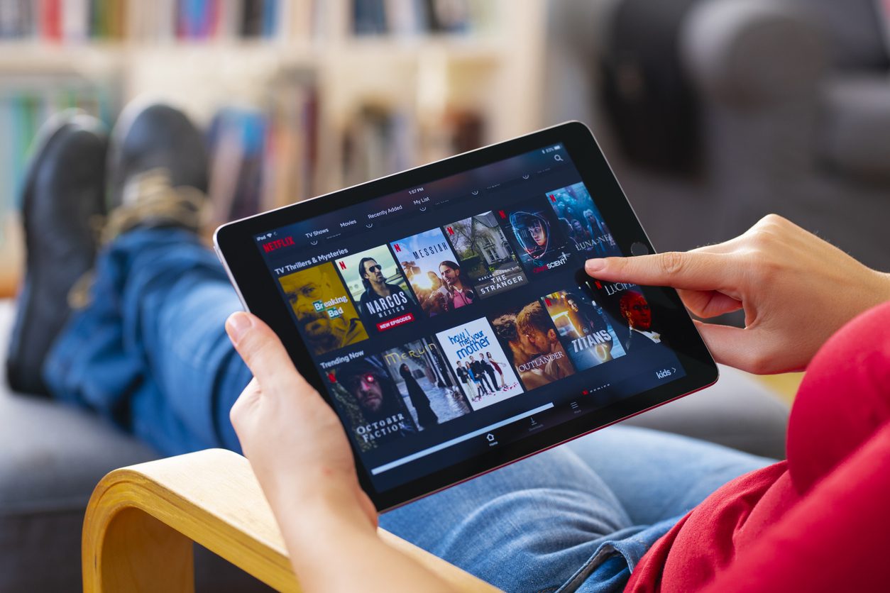 iStock/ تعتبر مشاهدة مقاطع الفيديو عبر الإنترنت أكثر عادة تتسبب بانبعاثات الكربون نحو 60% من بين الاستخدامات الأخرى المتعلقة بالإنترنت