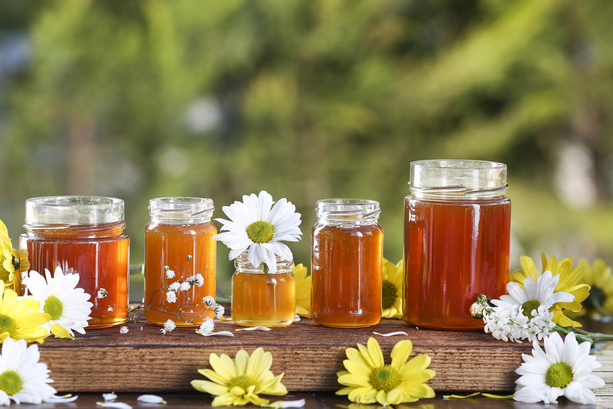 يساعد على التخلص من قرحة الفم ويعتبر دواءً فعالاً للسعال.. 8 استخدامات غير اعتيادية للعسل