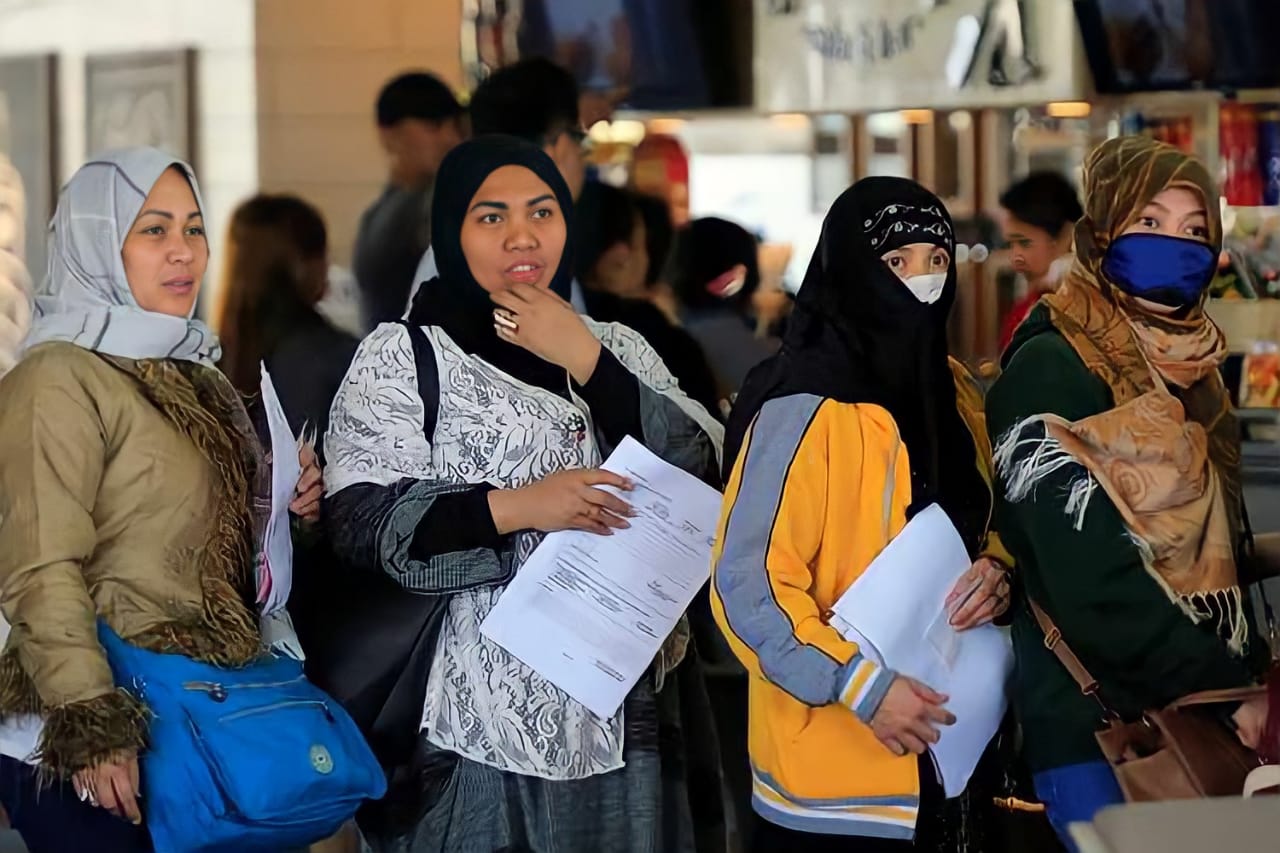 تيك توك يتحول لمنصة لكشف معاناة عاملات المنازل بالخليج.. ومخاوف من تسببه في أزمة مع أصحاب العمل