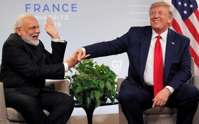الرئيس الأمريكي دونالد ترامب مع رئيس وزراء الهند ناريندا مودي - رويترز