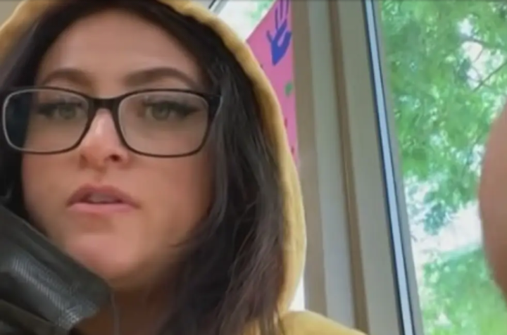 أُم تنتحل شخصية ابنتها وتمضي يوماً كاملاً في مدرستها.. اعتُقلت بتهمة التلاعب بالسلطات  (فيديو)