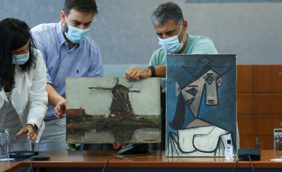 اليونان تستعيد لوحة فنية لبيكاسو بعد 9 سنوات من سرقتها من المتحف.. السارق خبأها في غابة بالعاصمة